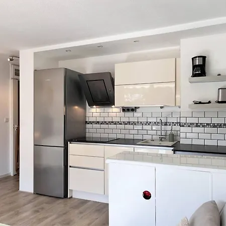 T2 Climatise Avec Piscine, Terrasse, Parking Et Wi-fi - 4 Couchages, - Fr-1-251-540 * Le Lavandou
